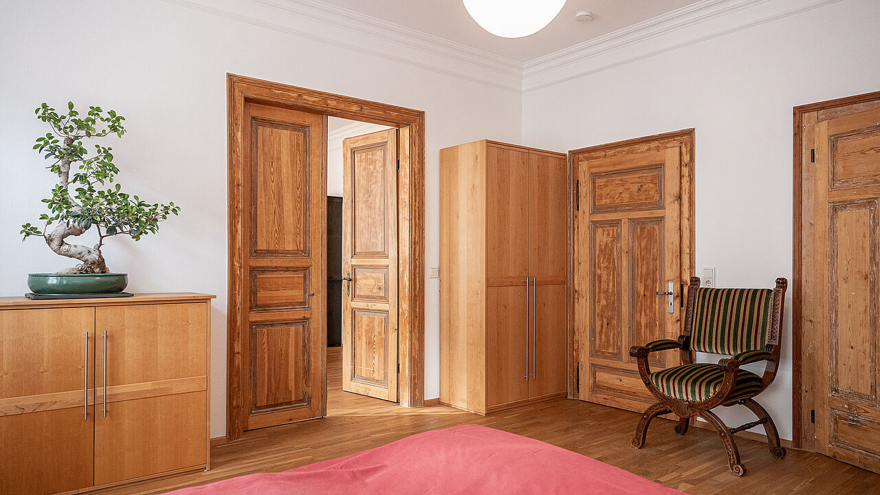 Gr0ßes Schlafzimmer mit Kassettentüren