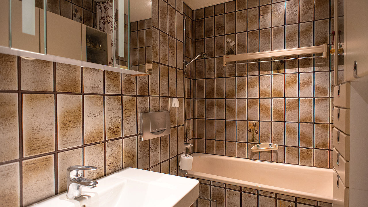 Bad mit Badewanne und Waschmaschinenanschluss