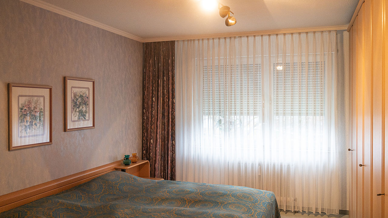 Schlafzimmer mit große, Fenster