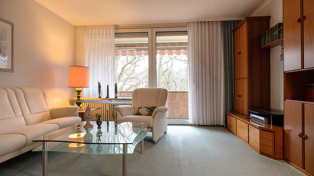 Wohnzimmer mit großem Fenster und Balkon