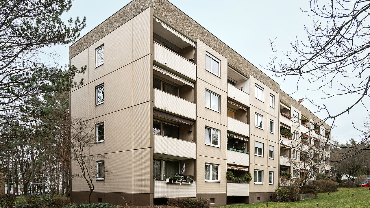 Rückwärtige Fassade mit Balkon in Grünanlage