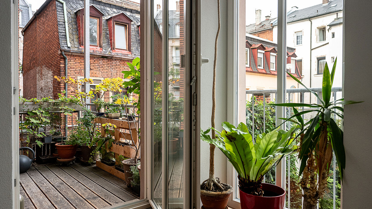 Balkon vor der Küche mit Blick in den Hinterhof auf historisches Gebäude 